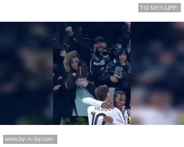 足球明星意外遭粉丝求婚现场感人瞬间引发全场欢呼与感动